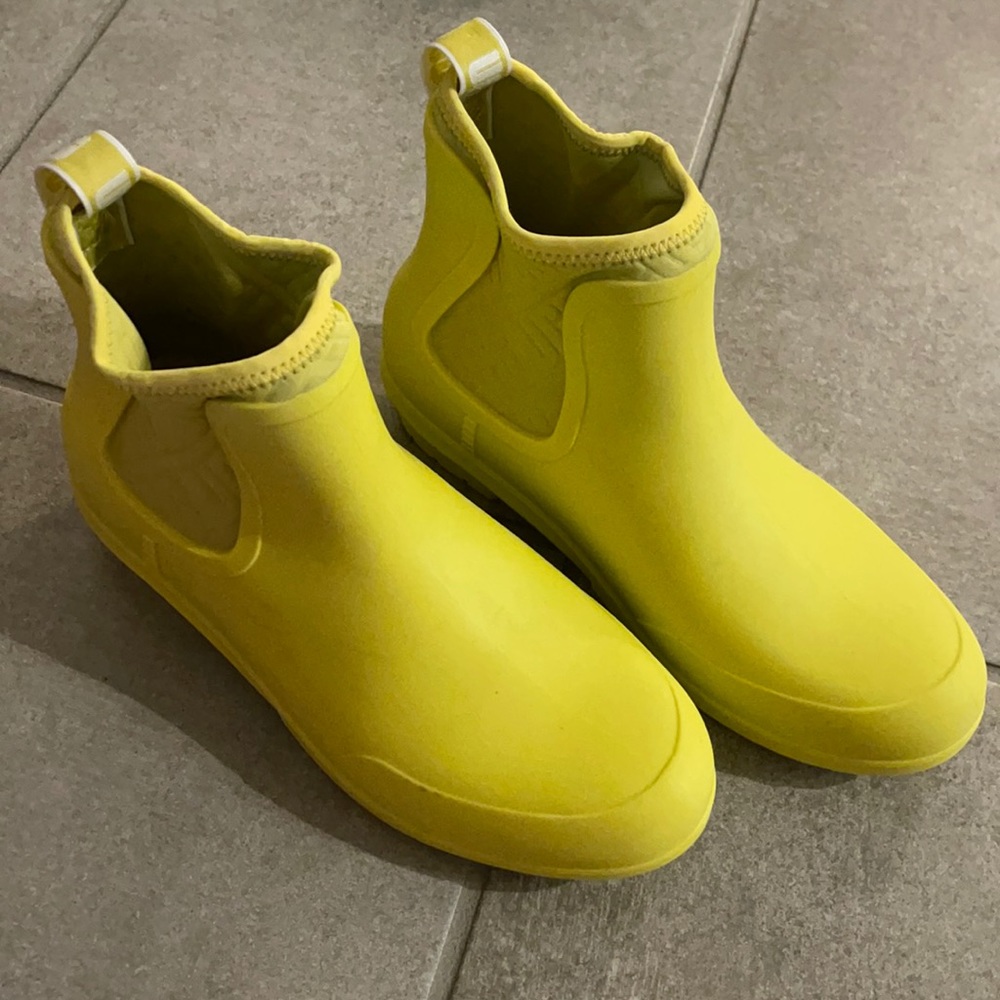 Ugg Chevonne Yellow rain boots size 8
